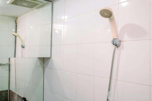 Koupelna v ubytování Comfy 2BR at Green Pramuka City Apartment By Travelio