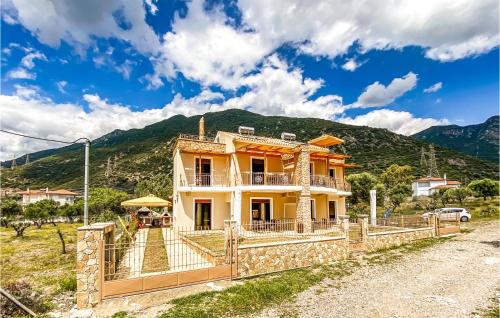 una casa con una valla delante de una montaña en 2 Bedroom Cozy Apartment In Nafpaktos, en Nafpaktos
