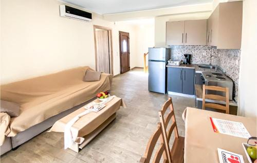 cocina y sala de estar con cama y mesa. en 2 Bedroom Cozy Apartment In Nafpaktos, en Nafpaktos