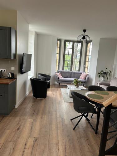 un salon avec un canapé et une table dans l'établissement Maison indépendante La Quietas sur les hauteurs de SEDAN, à Sedan