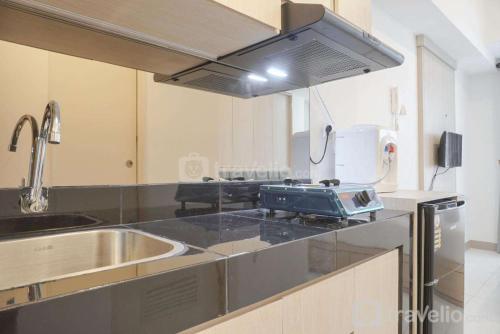 Η κουζίνα ή μικρή κουζίνα στο Simply Studio Room at Tokyo Riverside PIK 2 Apartment By Travelio