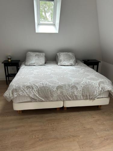 - un lit dans une chambre avec 2 oreillers dans l'établissement Maison indépendante La Quietas sur les hauteurs de SEDAN, à Sedan