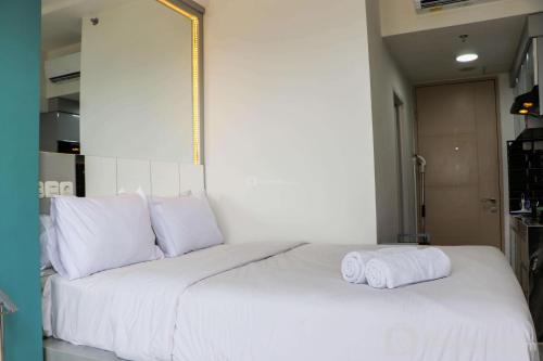 Katil atau katil-katil dalam bilik di Best Deal and Comfort Studio Tokyo Riverside PIK 2 Apartment By Travelio