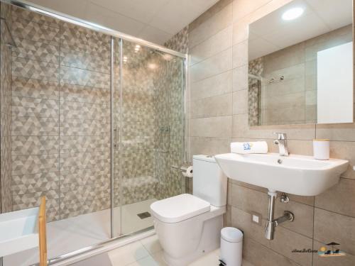 ein Badezimmer mit Toilette, Waschbecken und Dusche in der Unterkunft Apartment Perla del Sol in Arenales del Sol