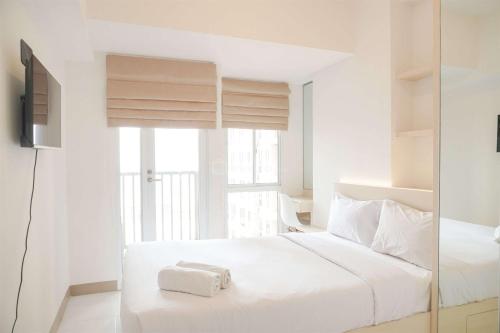 Una cama o camas en una habitación de Simply Studio at 18th Floor Tokyo Riverside PIK 2 Apartment By Travelio