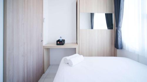Postel nebo postele na pokoji v ubytování Best Location and Restful 1BR at The City Square Apartment By Travelio