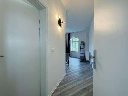 a hallway with a door leading into a room at Sacher s Quartiere Mühlhausen in Mühlhausen