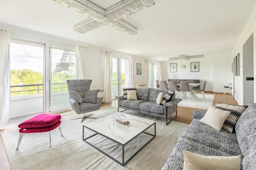 un salon avec un canapé et une table dans l'établissement New York-Superbe appartement vue Tour Eiffel pont de l'Alma, à Paris