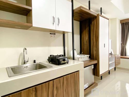 O bucătărie sau chicinetă la Homey and Cozy Stay Studio Room Pollux Chadstone Apartment By Travelio