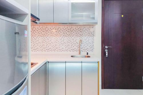 Η κουζίνα ή μικρή κουζίνα στο Simply Look Studio at Brooklyn Alam Sutera Apartmet By Travelio