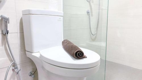 Koupelna v ubytování Homey and Warm 1BR at Ciputra International Apartment By Travelio