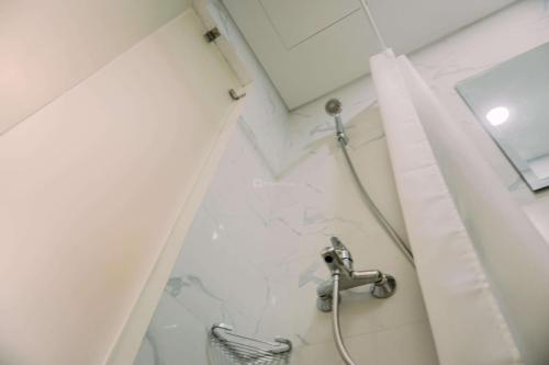 当格浪Good and Homey Studio at Pacific Garden Alam Sutera Apartment By Travelio的浴室配有淋浴和洗手池