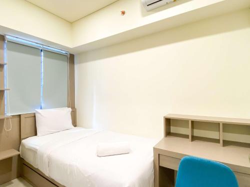 芝卡朗Well Furnished and Comfort 3BR Meikarta Apartment By Travelio的一间有一张床和一张书桌的小房间