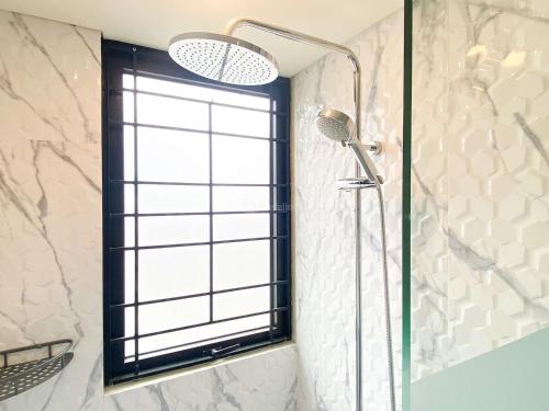 芝卡朗Well Furnished and Comfort 3BR Meikarta Apartment By Travelio的浴室设有淋浴和窗户