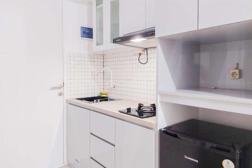 Кухня или мини-кухня в Homey and Comfort Living 2BR Urbantown Serpong Apartment By Travelio
