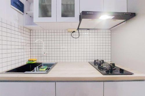 Кухня или мини-кухня в Homey and Comfort Living 2BR Urbantown Serpong Apartment By Travelio
