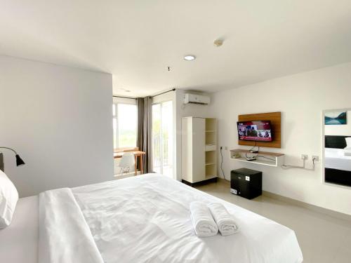 Ένα ή περισσότερα κρεβάτια σε δωμάτιο στο Comfy Studio with Twin Bed at Enviro Apartment By Travelio