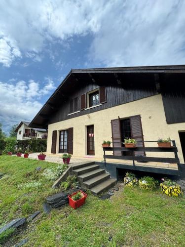Taman di luar Chalet Chez Laba