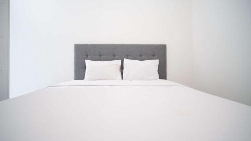 Voodi või voodid majutusasutuse Compact and Homey 2BR at Benson Supermall Mansion Apartment By Travelio toas