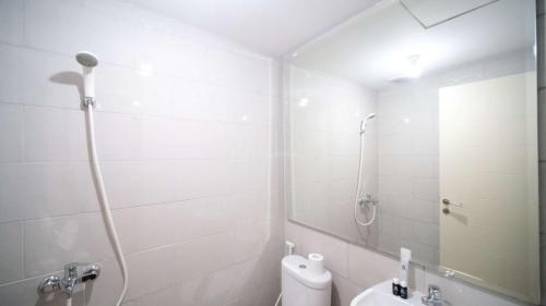 Vannituba majutusasutuses Compact and Homey 2BR at Benson Supermall Mansion Apartment By Travelio