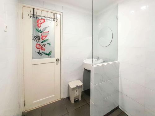 SeturanにあるBest Homey and Restful Studio at Altuz Seturan Yogyakarta Apartment By Travelioのトイレと洗面台を備えた白いバスルーム