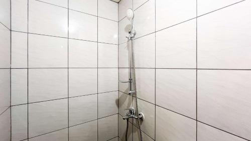 O baie la Minimalist Studio (No Kitchen) at Bandaraya - Tallasa City Makassar Apartment By Travelio