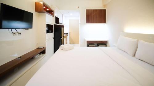 Postel nebo postele na pokoji v ubytování Compact and Cozy Stay Studio at Bale Hinggil Apartment By Travelio