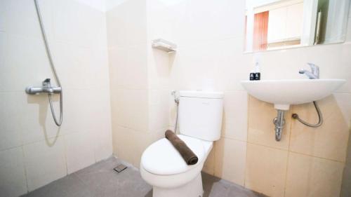 Koupelna v ubytování Compact and Cozy Stay Studio at Bale Hinggil Apartment By Travelio
