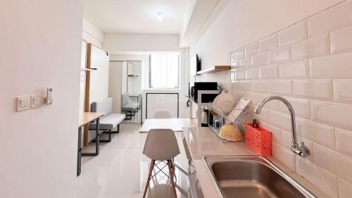 O bucătărie sau chicinetă la Restful Studio (No Kitchen) Apartment at Bandaraya - Tallasa City Makassar By Travelio