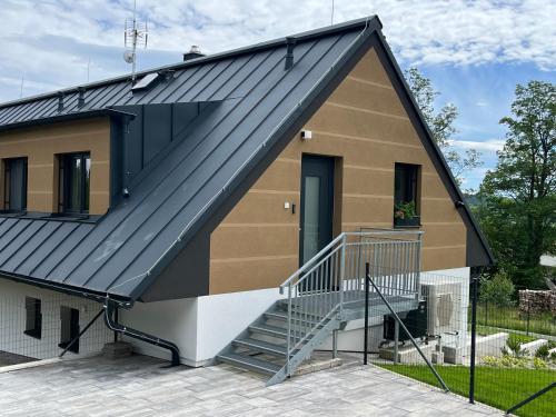 StachyにあるUbytování U Jedličekの金属屋根の家