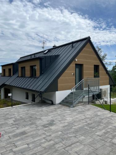 StachyにあるUbytování U Jedličekの私道の上に金属屋根の家