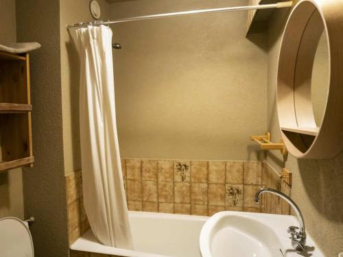 une salle de bain avec une douche, une baignoire et un lavabo dans l'établissement Studio 3 pers. avec terrasse - 100m des remontées, parking, et navettes à proximité - FR-1-676-102, à Châtel