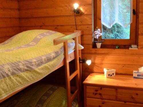 - une chambre avec 2 lits superposés dans une cabane en rondins dans l'établissement Studio Mezzanine, Châtel - Proche Village et Remontées, 4 Pers., Parking, Balcon, Cuisine équipée - FR-1-676-161, à Châtel
