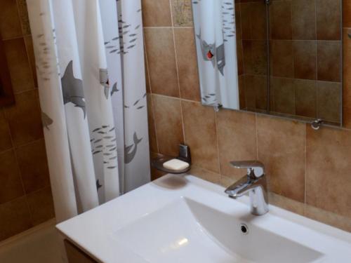 une salle de bain avec un lavabo et un miroir dans l'établissement Studio Mezzanine, Châtel - Proche Village et Remontées, 4 Pers., Parking, Balcon, Cuisine équipée - FR-1-676-161, à Châtel