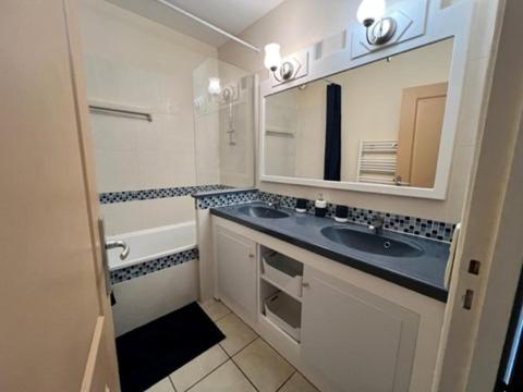 Um banheiro em Studio agreable avec parking privé
