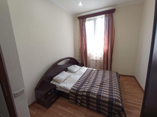 Un dormitorio pequeño con una cama y una ventana. en Sevan Island Cottage, en Sevan