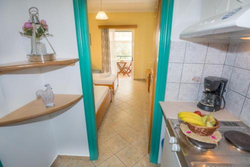 een keuken en een woonkamer met een fornuis bij Sofia and Soul Studios in Kalamitsi