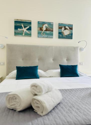 a bedroom with a bed with towels on it at B&B Casa di Emma in Porto Cesareo