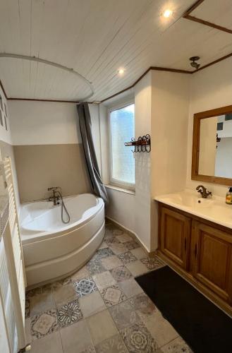 une salle de bain avec une baignoire et un lavabo dans l'établissement Maison de ville au cœur de la Provence, à Sérignan-du-Comtat