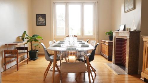 une salle à manger avec une table et des chaises dans l'établissement OPARADI 