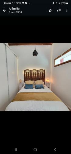 une chambre avec un grand lit avec des oreillers bleus dans l'établissement Haut de villa à 700 mètres de la plage, totalement indépendant et accessible par un escalier extérieur, à Sainte-Maxime