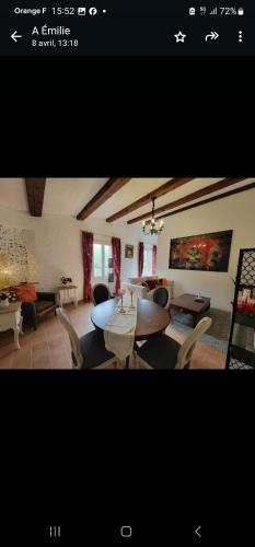 un salon avec une table et des chaises dans l'établissement Haut de villa à 700 mètres de la plage, totalement indépendant et accessible par un escalier extérieur, à Sainte-Maxime