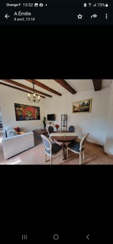 un salon avec une table, des chaises et un canapé dans l'établissement Haut de villa à 700 mètres de la plage, totalement indépendant et accessible par un escalier extérieur, à Sainte-Maxime