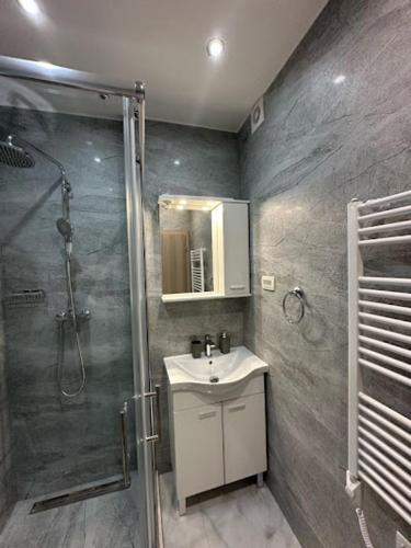 a bathroom with a shower and a sink at Apartmani Žaneta in Kaštela