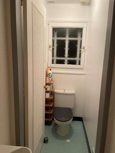 Elle comprend une petite salle de bains pourvue de toilettes et d'une fenêtre. dans l'établissement Maison vacances Biarritz sud - plages à pied, à Bidart
