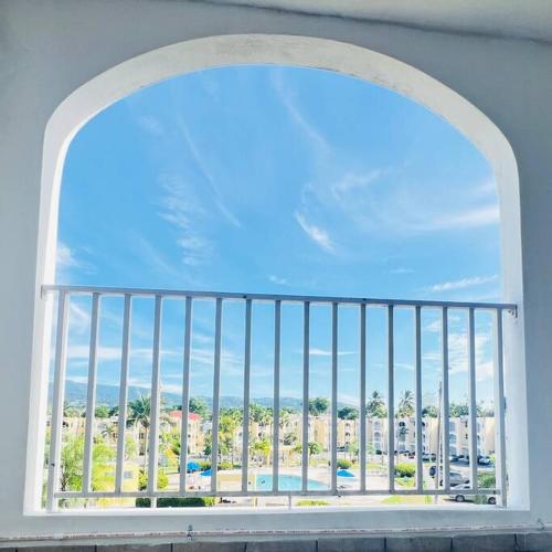 an arched window with a view of the beach at Apartmento en Rio Grande con Piscina in Rio Grande