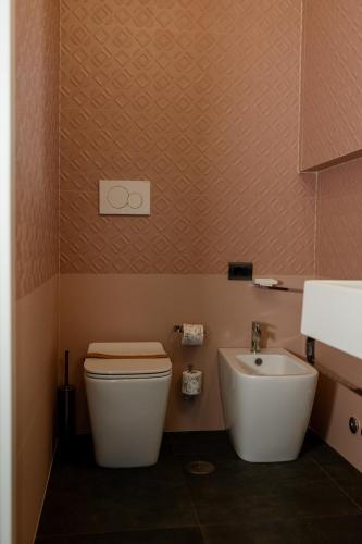 a bathroom with a toilet and a sink at Neoclassico by Tiziana Monaldi in Pitigliano