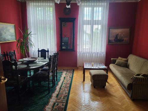 un soggiorno con un tavolo e un divano di Luksusowy Apartament w Sopocie a Sopot