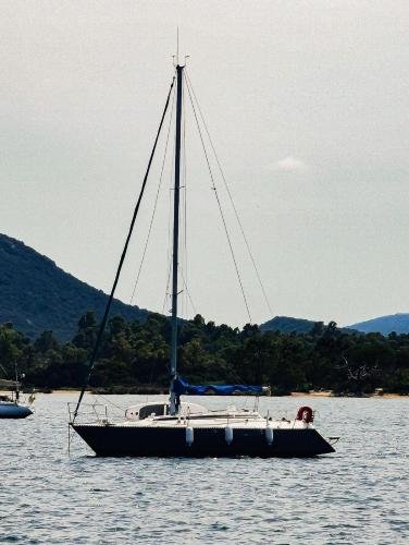 un voilier assis dans l'eau sur un lac dans l'établissement seuls à bord dans le golfe hebergement atypique, à Porto-Vecchio