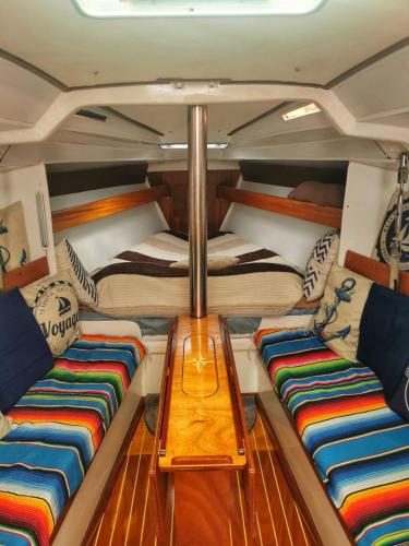 deux lits à l'arrière d'un bateau dans l'établissement seuls à bord dans le golfe hebergement atypique, à Porto-Vecchio